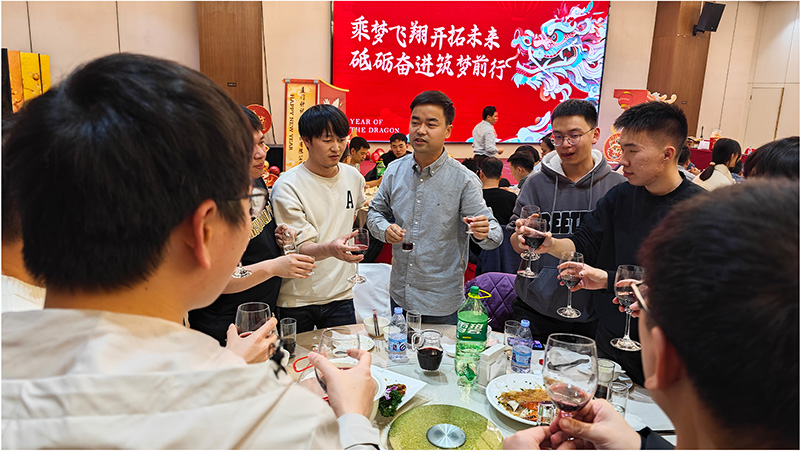 領(lǐng)導(dǎo)祝酒.jpg
